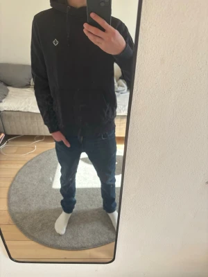 Morris hoodie - Tjena! Säljer en svart hoodie från Morris som jag upplever lite mer blå. Modellen är 172xm lång och väger 55kg. Tröjan är från Morris och är i storlek S. Detta är en perfekt tröja inför våren och de kallare sommar kvällar.