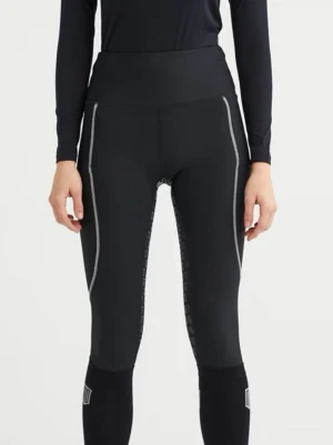 Svarta ridtights Mayadelorez - Svarta ridtights från Mayadelorez med hög midja, silikongrepp på insidan av benen och sätet samt reflekterande detaljer längs sidorna. Tightsen har logga på vaden och är tillverkade i stretchigt syntetmaterial som passar perfekt för ridning och träning.