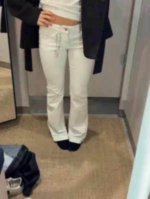 Vita bootcut jeans  - Helt nya jeans. Men köpte ett par andra vita precis, som jag gillar mer. Storlek 158 från Lindex. Lågmidjade❤️