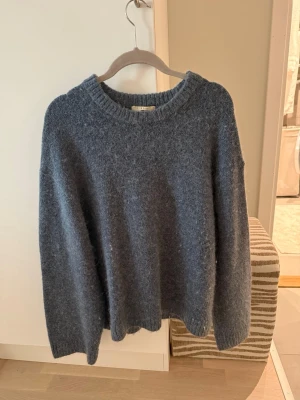 Blå stickad tröja från Gina Tricot - Mysig blå stickad tröja från Gina Tricot i . Tröjan har rund halsringning och lång ärm. Jättefin och inte använd många gånger alls 