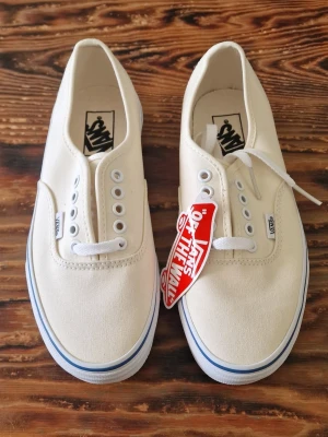 Vans authentic white - Helt nya i originalkartong. Testade men aldrig använda mer än det. Jag får helt enkelt inse att vans är sjukt snyggt på andra men inget för mig. Det heter att de är vita men jag tycker att de är lite gulaktiga.