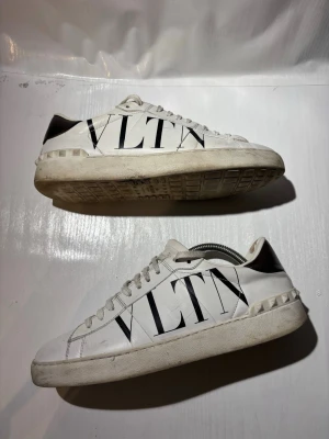 Valentino skor - Hej! Säljer nu mina skor från märket Valentino, storlek 41 bra skick, allt på bilden ingår. Tveka inte på att höra av dig om du har frågor eller funderingar kring skorna! 