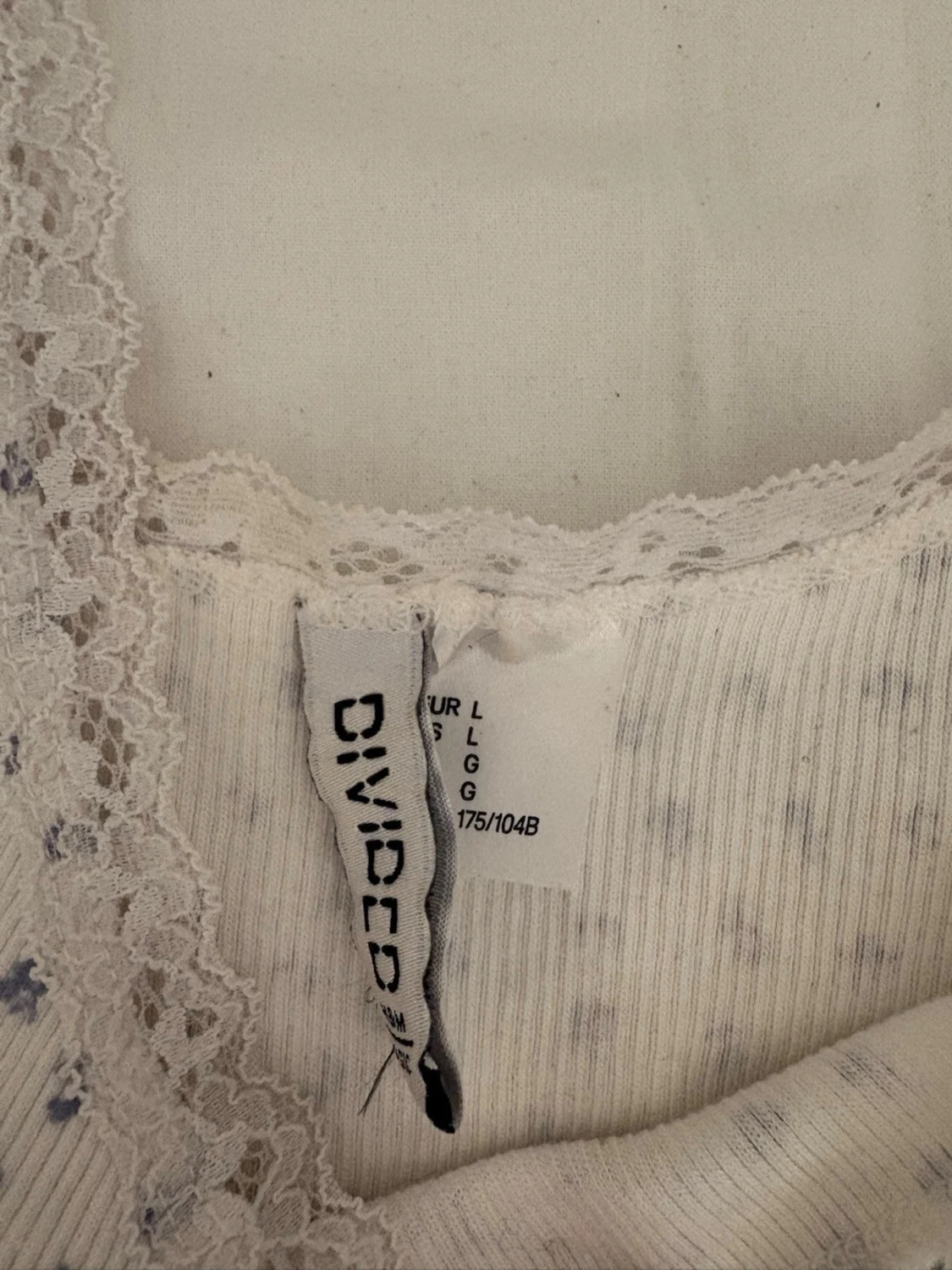 Vit blommig spetslinne - 1