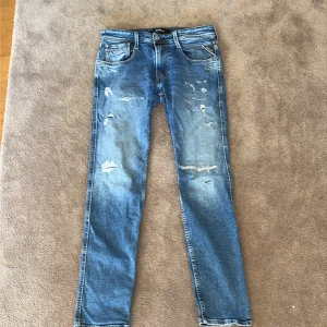 Blå slitna jeans från Replay - Säljer ett par blå jeans från Replay med slitningar. Kontakta vid frågor!