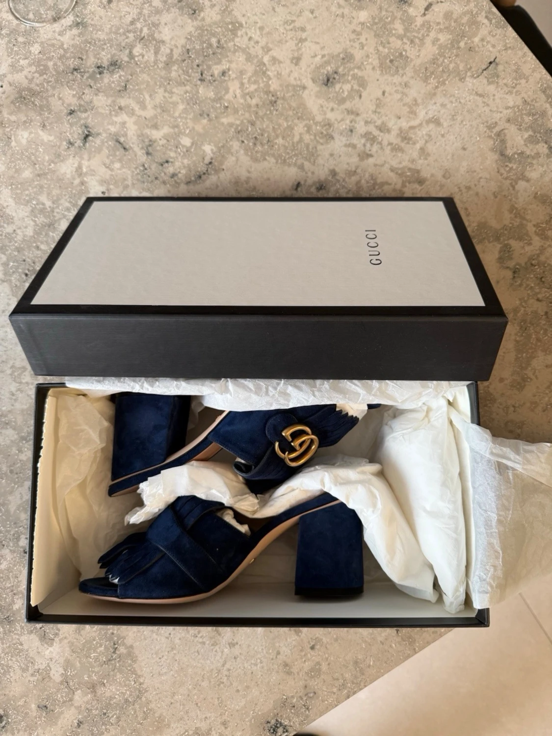 Mörkblå sammetsandaler från Gucci