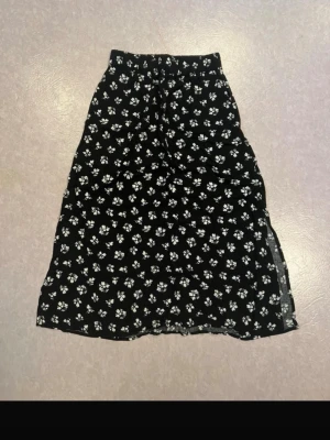 Svart blommig långkjol - Storlek XS men passar även S/M