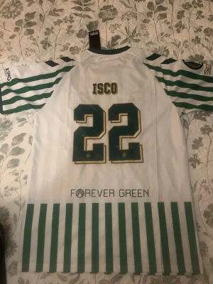 Fotbollströja Isco real betis 25/26 - Isco fotbollströja real betis 25/26. Storlek L, passar även M. Aldrig använd så i nyskick 