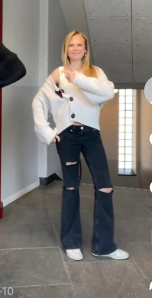 Cremefärgad kofta - Säljer denna jättefina ribbade v-ringad koftan från H&M i storlek xs med 3 fina stora bruna knappar framtill! Inga defekter eller liknande säljs då den ej kommer till användning! De två första bilderna är lånade!  Djur och rökfritt hem! Skickar snabbt!