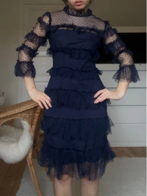 By Malina klänning - Dotted Carmine  - Fin By Malina Carmine dotted klänning i marinblå. Dotted kollektionen finns inte kvar och inte heller den marinblå färgen! Jag har aldrig använt klänningen eftersom den va för stor för mig. Min mamma klippte av prislappen innan jag hade provat den (fick den i present) så kunde inte lämna tillbaka den. Nypris på den vanliga Carmine klänningen är 2800-3000kr, vet inte nypriset på Dotted kollektionen