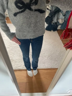 Bootcut jeans - Superfina blå jeans från zara. Nästan som nya, endast använda ett fåtal gånger. Säljer då de tyvärr inte kommer till användning. 