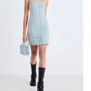 Jeansklänning - Säljer en ljusblå jeansklänning från GinaTricot  i storlek XS. Klänningen har rå kant nertill, markerade sömmar och dragkedja i sidan. Snygg och enkel modell🌸