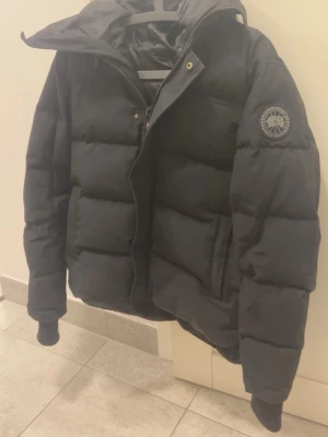 Canada goose  - Säljer då jag rensar garderoben och att varmare dagar inväntar därav det billiga priset. För frågor eller bilder är det bara att slå en signal. Ena dragkedjan på höger ficka har gått av!