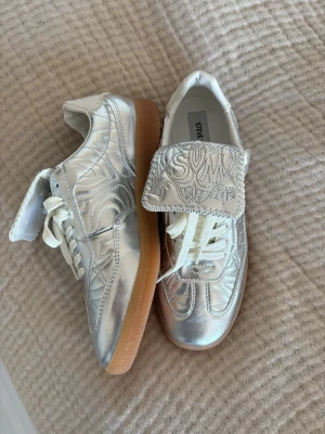 Steve Madden sneakers - Oanvända superfina sneakers från Steve Madden! Nypris: 1,700kr. Mitt pris: 850kr. 💕