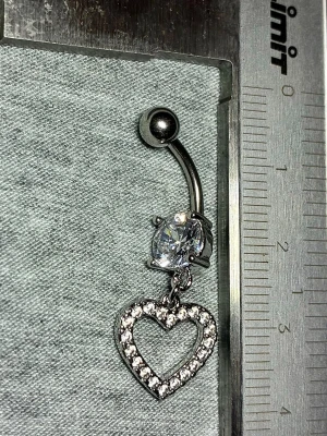 ✨ NY oanvänd navelpiercing med hänge - Kirurgiskt stål 316L  - ✨ NYTT oanvänt smycke i kirurgiskt stål! 🌸 Hållbart & Rostfritt: Slitstarkt 316L-stål som inte oxiderar eller rostar av fukt. 🌸 Säkert: Industristandard, skonsamt för läkta piercingar.  🛍️ 30 % BUNDLE-RABATT! Köp fler artiklar från min shop och få 30 % på allt! ✨ 📦 Frakt: Endast spårbart via Plick SafePay för vår trygghet.