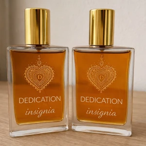 ✨ Dedication – Insignia - Elegant och varm doft med lyxig känsla 🤎 Passar perfekt både till vardag & kväll. 👩 Kön: Dam / Unisex 🍊 Topp: fruktiga & fräscha noter 🌸 Hjärta: blommiga toner 🔥 Bas: amber, vanilj & mysk ✨ Ny flaska 📦 Snabb leverans #parfym #insignia #unisex #vanilj #musk #plick