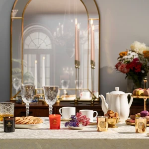 Set med doftljus från Atkinsons - Säljer ett exklusivt set med fyra doftljus från Atkinsons i glasbehållare. Perfekt för att skapa en mysig känsla hemma eller ge bort som en fin gåva. Oanvänd dock öppnad!!!!