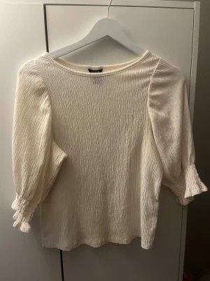 Vit blus med puffärm från lindex  - Superfin vit topp från lindex med puffiga trekvartsärmar och lätt rynkat tyg. En supersnygg topp som passar till båda vardagliga saker men även om man ska på mer uppklädda saker då den går att klä upp väldigt snyggt. Använd 1 gång💕