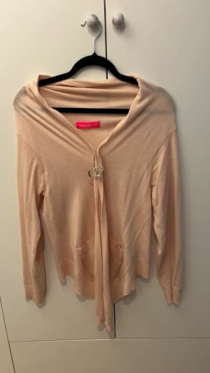 Ljusrosa kofta - Mysig ljusrosa kofta från Line of Oslo med långa ärmar och två fickor framtill. Koftan har en avslappnad passform. Perfekt att slänga över en topp för en chill look.