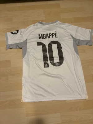 #10 Kylian Mbappe Real Madrid Hemma Kit 2025/26 - Stilren fotbollströja i helt nytt skick. Tröjan är inte använd en endaste sekund.