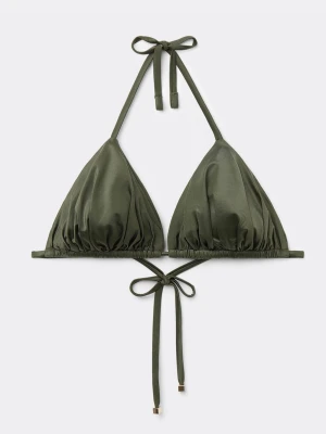 Olivgrön trekantsbikini med knyt - Stilren olivgrön trekantsbikini med knyt både i nacken och ryggen. Klassisk modell med justerbara band för perfekt passform. Perfekt för lata dagar på stranden eller poolen. Nästa helt oanvänd då jag köpte fel storlek.