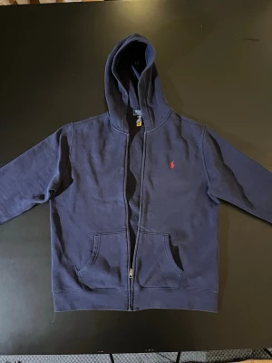 Ralph lauren zip hoodie - Ralph lauren zip hoodie storlek 176. Hör av er om ni har frågor
