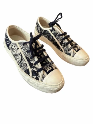 Walk n dior  - Väldigt fina walk’n’dior skor i mörkblå med coola mönster. Jag har tappat bort kvittot men de är garanterat äkta, skulle rekommendera att köpa med expertisbevis som Plick erbjuder. Box medföljer samt extra påsar och extra snören i vit 🌸