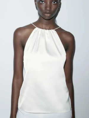 Halterneck topp - Super fin topp från zara med öppen rygg 🤍har lite sminkfläckar på insidan (bild 3) som säkert går att få bort med lite vanish, är bara inget jag försökt då det inte syns utåt 🤍är inte lika vit som Zaras bilder i verkligenhet 