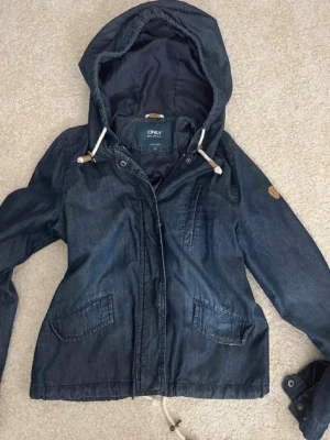 Jacka från only - Snygg jeansjacka från only som är perfekt nu till våren!💕