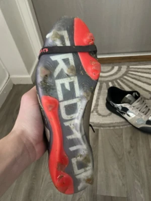 Adidas predator - Passar 43-44! Använda men fortfarande fina! Sälja billigt! Såklart tvättar jag dem innan jag fraktar