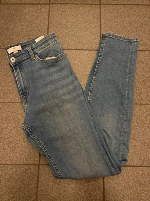 Blå skinny jeans från H&M - Snygga blå skinny jeans från H&M 🥰