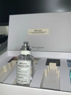 Maison Margiela (Lazy Sunday Morning) - Maison Margiela parfym i en transparent glasflaska med silverfärgad spraypump och vit etikett. Parfymen ingår i en parfymset från Maison Margiela och rymmer 30ml. Perfekt för dig som gillar exklusiva dofter och minimalistisk estetik. Hör av dig vid intresse och endast seriösa köpare tack! 