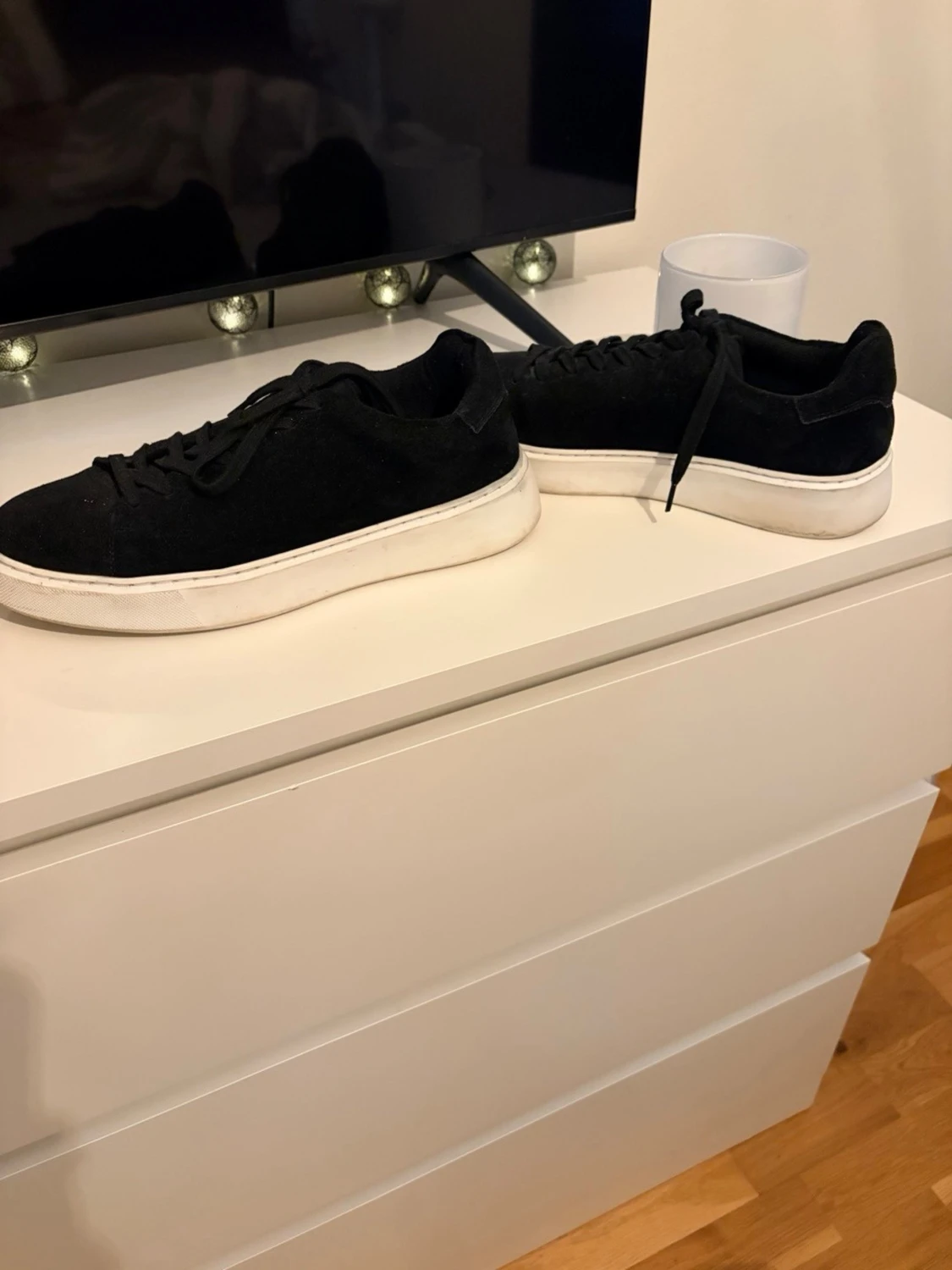 Svarta sneakers med vit sula