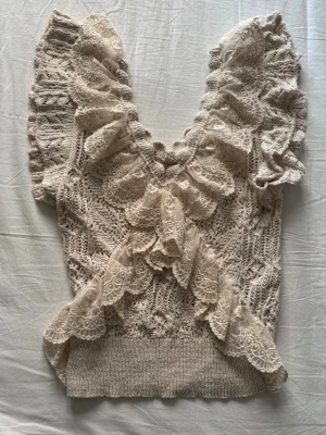 Söt Zara topp  - Super fin virkad topp med spetsvolanger i stl M som tyvärr inte kommit till användning. Jag på bilden har normalt stl XS/S i toppar. Bara att skriva vid frågor/ funderingar!!