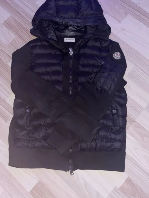 Moncler cardigan - Den är jätte skön och perfekt nu till våren och på sommaren. Kom pm om du har frågor