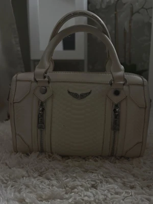 Zadig väska - Intressekoll på min otvättade Zadig väska😀…. Köpt i Grekland så förmodligen inte äkta men köpt för 700kr. Ser äkta ut och är smuttsig på insidan och utsidan men jag kan enkelt tvätta den.