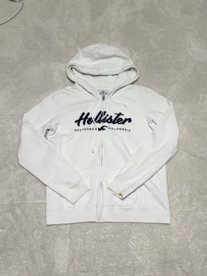 Hollister hoddie - Snygg vit hoodie från Hollister, mycket bra skick✅