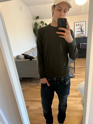 Stickad tröja - Säljer en mörkgrön stickad tröja från Arket. Storlek XS (passar ca 167)