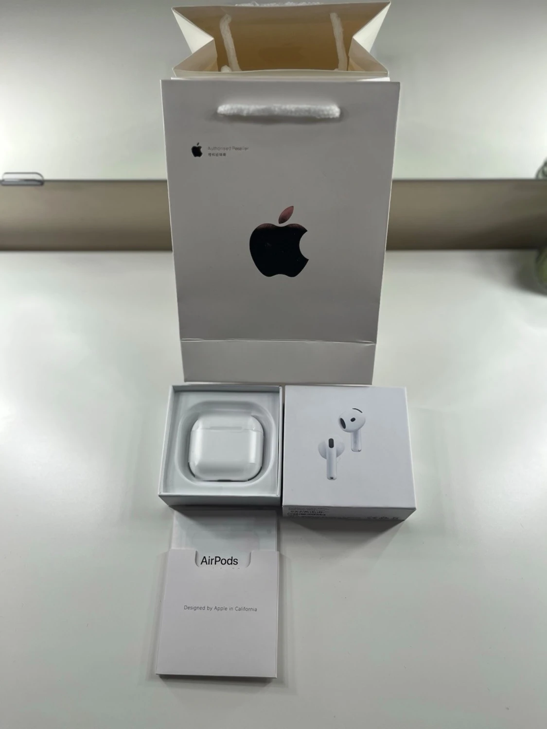 Apple AirPods 4 - 1