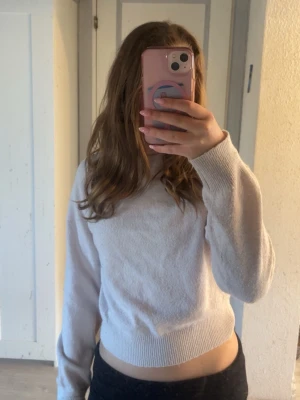  Stickad tröja - Säljer en stickad tröja med rund hals och ribbade muddar. Tröjan har en enkel och clean design som passar perfekt till jeans eller kjol. Materialet känns mjukt och bekvämt mot huden. Tröjan är lite urtvättad💕Kolla in min profil för fler fina och trendiga plagg!