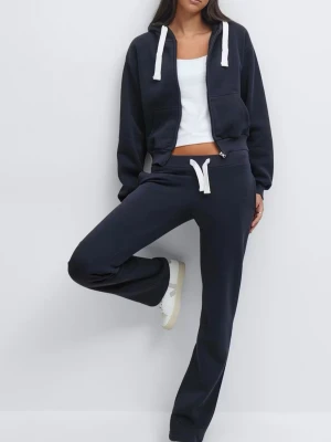 Mörkblåa low-waist mjukisbyxor  - Mörkblåa low-waist mjukisbyxor. Byxorna har bara använts ett fåtal gånger. 