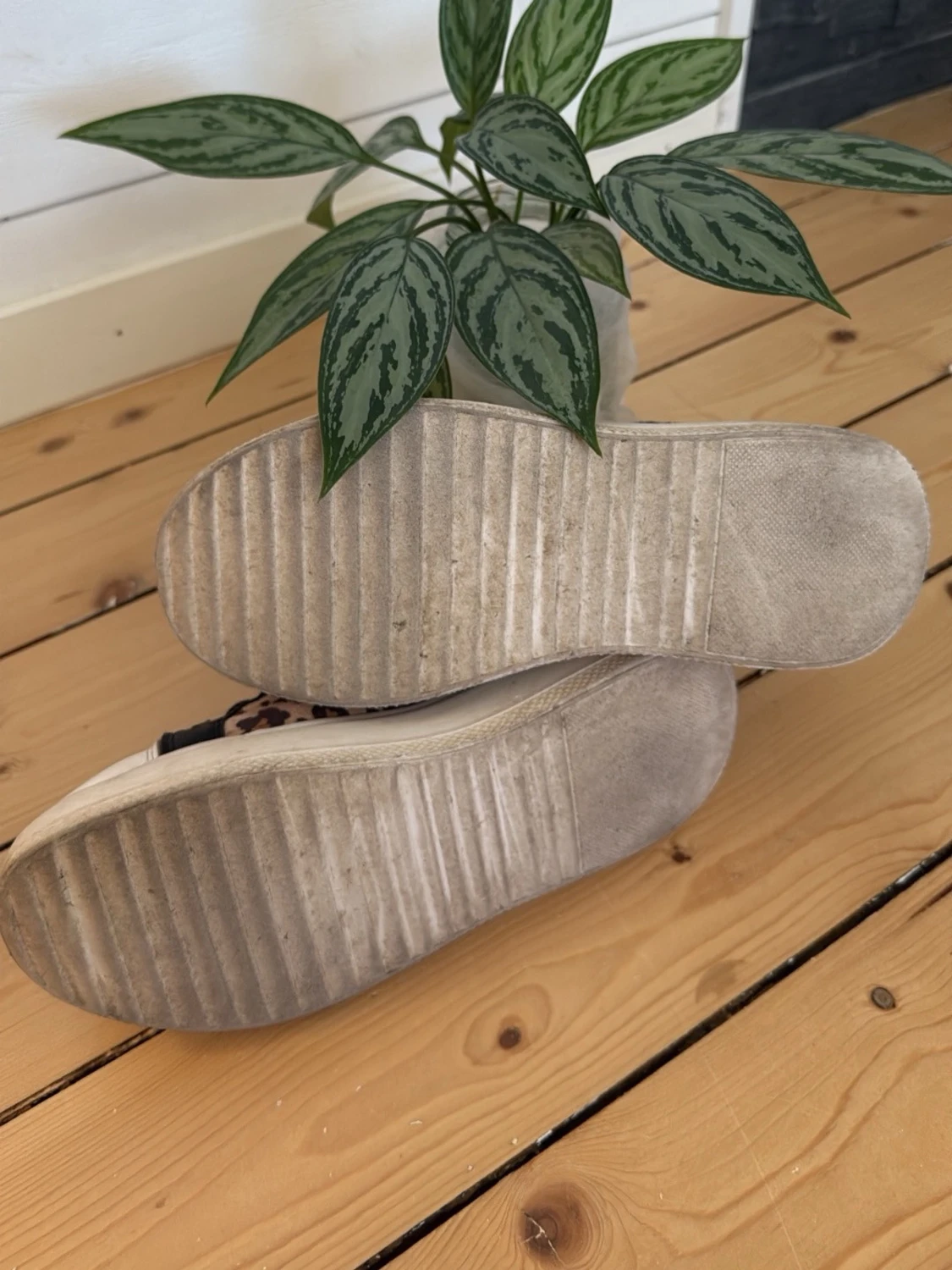 Leopardmönstrade sneakers med svarta detaljer - 2