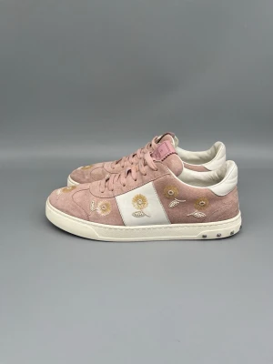 Valentino Flycrew Skor Storlek 41 - • The shoes have been gently used and are in very good condition (except water stain)  • Size: 41 (fits 41.5–42)  • Retail price: ~5000 SEK (no longer in production, very rare)  • No accessories