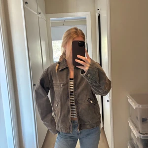 Grå oversized jeans jacka med dragkedjor - Säljer en grå oversized jeans jacka från Zara, använd ett fåtal gånger