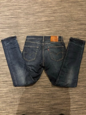 Levis Jeans mörkblå - Säljer ett par snygga Jeans från Levi’s! Jeansen är i mycket bra skick och har inga defekter. Storlek 30/32. Om ni har några frågor så är de bara att höra av er!😊