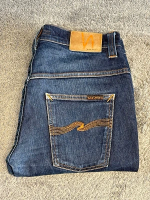 Mörkblå Nudie Jeans - Mörkblåa Nudie jeans||Skick 9/10|| Modell Straight fit||Storlek W33/L34||Skriv vid minsta intresse||