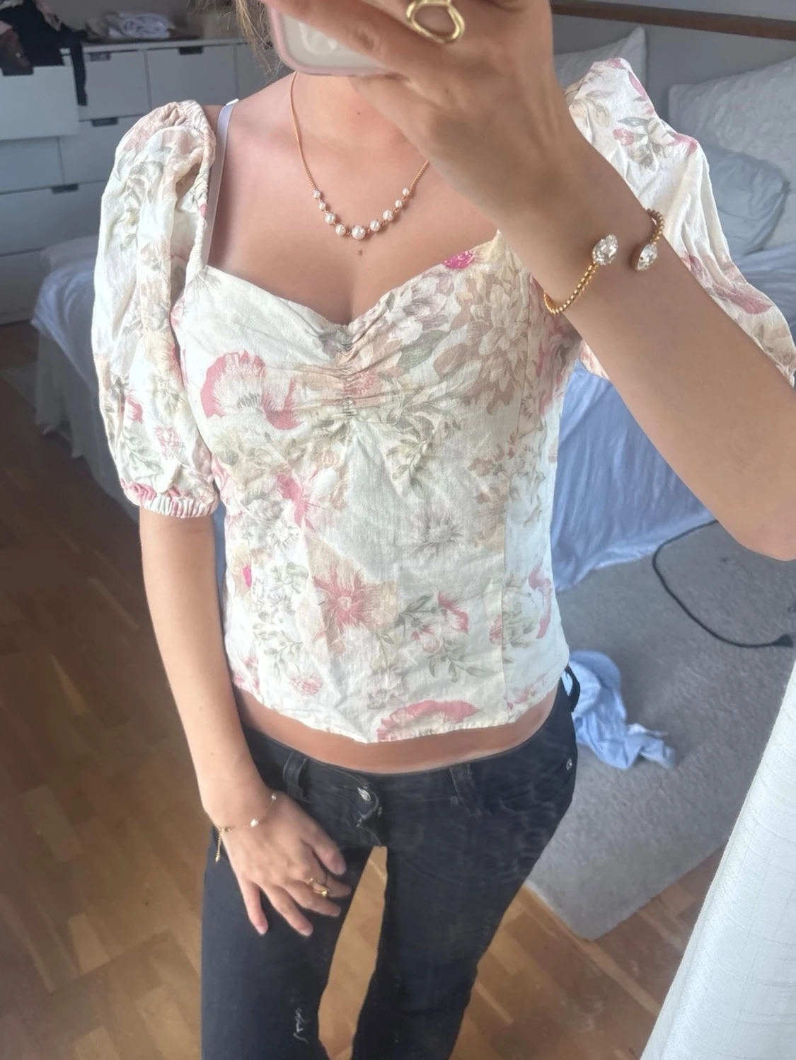 Blommig puffärm blus i ljusa toner - 1