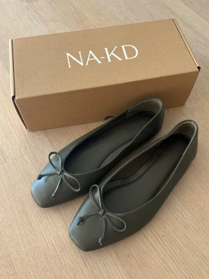 Gröna ballerinaskor  - Oanvända slutsålda kaki/gröna ballerinaskor från NAKD, storlek 37. Säljer då jag har dubbletter💕