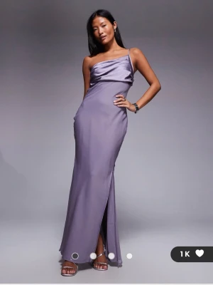 Balklänning lila - Säljer samma balklänning som jag har ett annat inlägg på fast i storlek 36, klänningen är helt oanvänd, skriv privat för egentagna bilder eller om ni har nån fråga💜