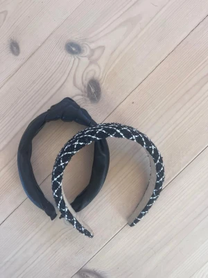 Två diadem - Ett i lack och en med mönster.