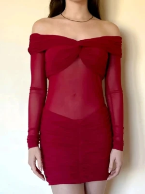 Röd offshoulder meshklänning❤️😘  - Trendig röd kortklänning i mesh med offshoulder-design och långa ärmar! 😍 Klänningen har en snygg knutdetalj framtill och är figurnära med transparenta partier❤️ Perfekt för dig som vill sticka ut med en modern och ungdomlig look💎☀️ Perfect för sommaren! 